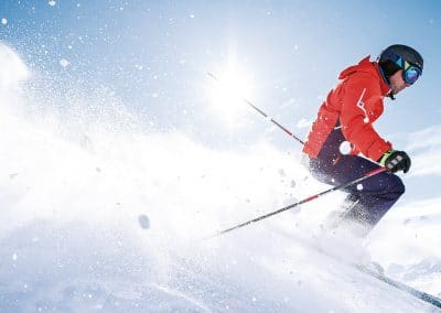 Skifahrer im Pulverschnee