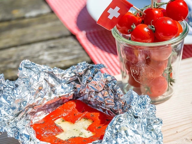 Tomaten mit Schweizerkreuz